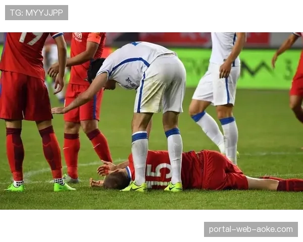 聚勒痛苦倒地双手掩面，VAR判罚点球后一瘸一拐离场